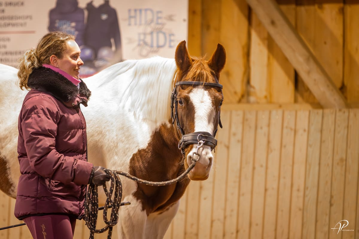 Alina Arold mit einem Pferd in der Reithalle