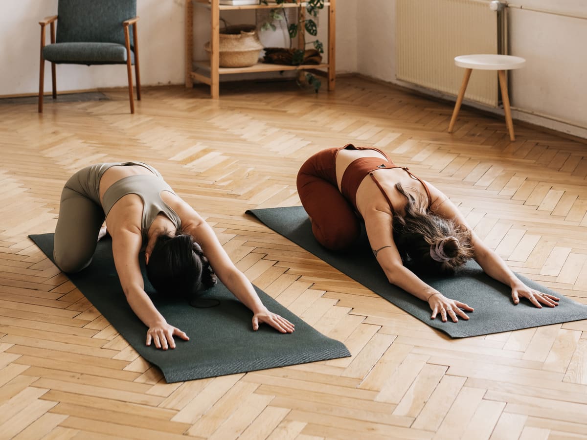 Zwei Personen beim bodyART-Training auf Matten